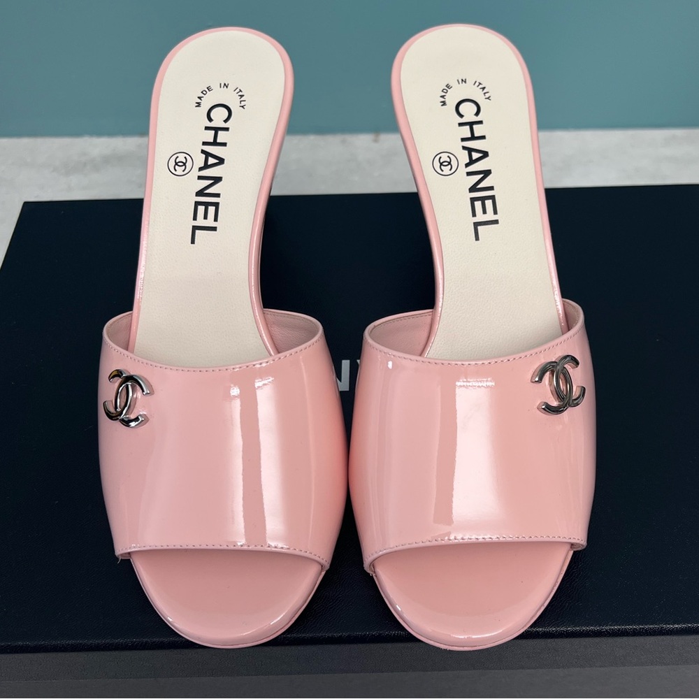 NIB CHANEL PEARL SANDALS